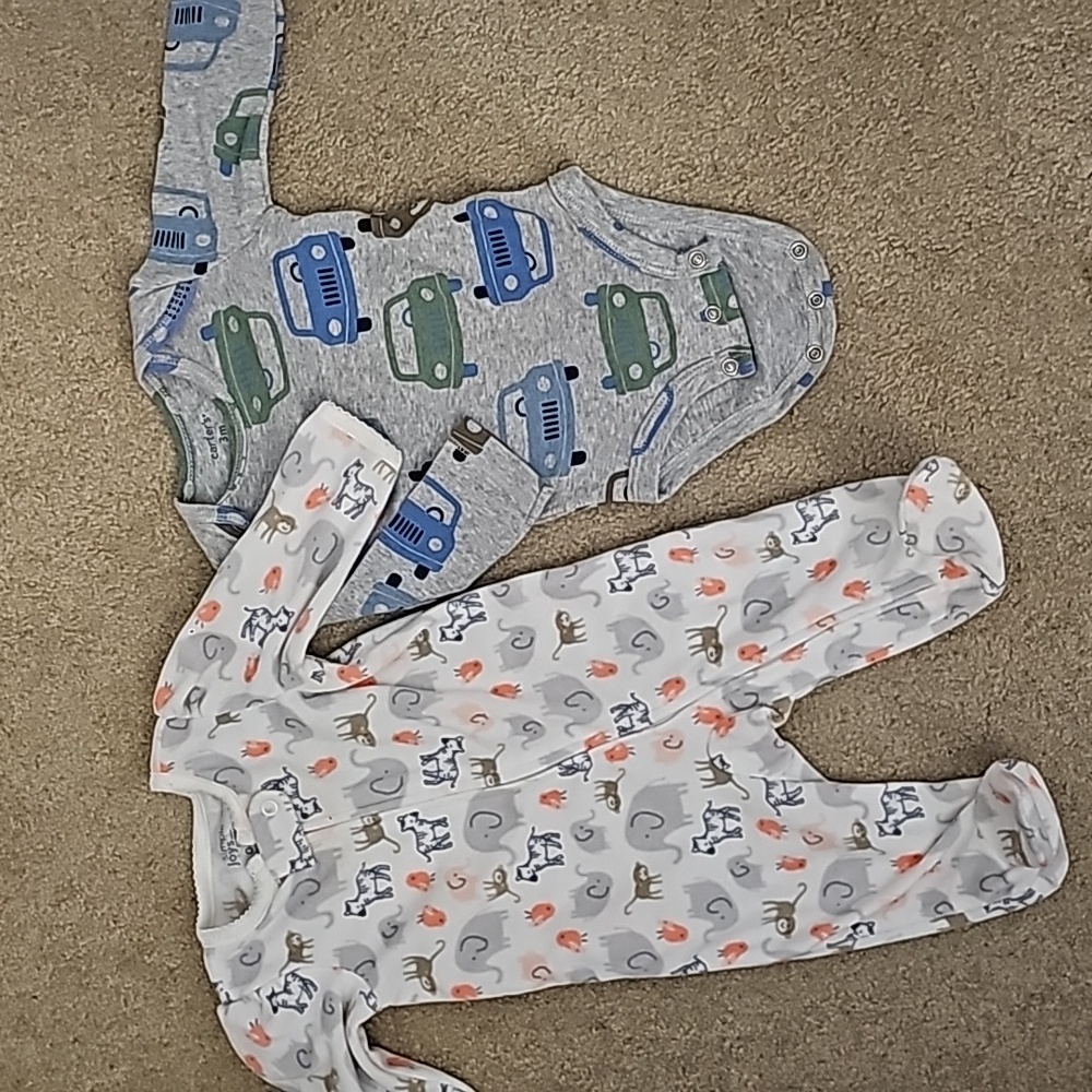 2 piece Carter's set 0-3m footie ons-sie long sleeve and 3m car one-sie.